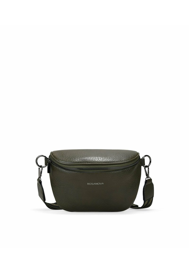 Bolso de hombro de cuero verde oliva con forma redondeada, cierre de cremallera, herrajes plateados y un logo grabado en la parte frontal.