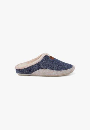 Kitsa navy herringbone kangast, millel on hele beež vooder, pehme tekstuur ja madal tagakülg. Omab nahast logo aksenti.