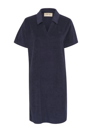 Tamsiai mėlynas polo suknelė iš minkšto terry audinio, su trumpomis rankovėmis, V formos apykakle ir subtiliu logotipu krūtinėje. Atsitiktinė siluetas.