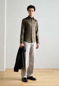Lindbergh PLAIN - Košeľa - dark brown