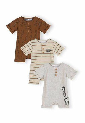Trzy krótkie kombinezony dla niemowląt: brązowy z nadrukiem żyrafy, kremowy w brązowe paski z napisem "Mały" oraz jasnoszary z ilustracją żyrafy.