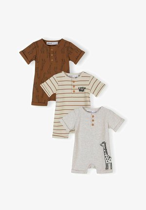 Trois grenouillères pour bébé à manches courtes : une marron avec des imprimés de girafe, une crème avec des rayures marron et le texte "Little One", et une gris clair avec une illustration de girafe.