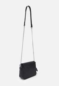 Borsa a tracolla nera in pelle sintetica con texture a coccodrillo, chiusura a pattina e tracolla in argento. Forma rettangolare compatta con accenti minimalisti.