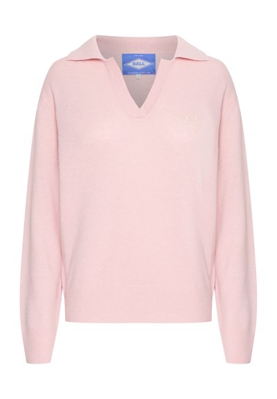 Svijetlopinkasti džemper s V-izrezom i ovratnikom, izrađen od mekanog materijala. Ima rebraste manžetne i suptilni logo u gornjem lijevom kutu.