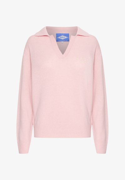 Svijetlopinkasti džemper s V-izrezom i ovratnikom, izrađen od mekanog materijala. Ima rebraste manžetne i suptilni logo u gornjem lijevom kutu.