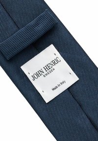 Mörkblå slips med ribbad textur. Har en vit etikett med texten "John Henric" och "Made in Italy" fäst på baksidan.