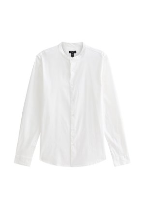 Chemise blanche à manches longues avec col mandarin, boutonnière, posée à plat sur un fond blanc.