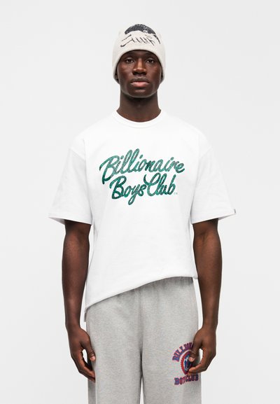 Λευκό κοντομάνικο T-shirt με πράσινα γράμματα με γκλίτερ "Billionaire Boys Club" συνδυασμένο με γκρι φόρμα με κυκλικό λογότυπο.