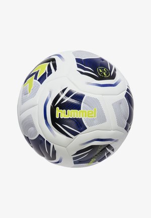 Witte voetbal met blauwe en zwarte abstracte patronen, voorzien van groene "hummel"-branding en een gestructureerd oppervlak voor grip.
