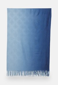 Manta de lanzamiento azul ombré con un patrón embosado sutil y bordes con flecos, confeccionada en material suave con tonos de azul variados.