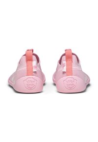 Rosa Kinderschuhe mit einem Obermaterial aus Mesh, kontrastierenden weißen Streifen und Gummisohlen mit einem Logo an der Ferse. Mit einer Zuglasche an der Rückseite.