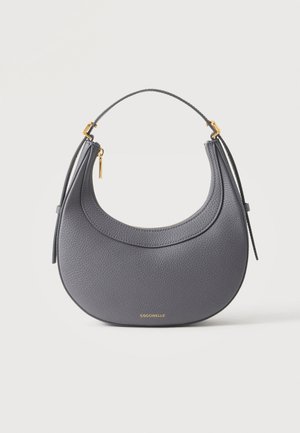 Sac à main croissant en cuir texturé gris foncé avec une sangle courte, une tirette de fermeture éclair dorée et un petit logo de marque doré centré près du bas.