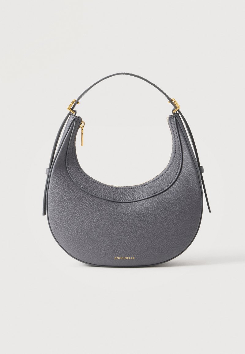 Sac à main croissant en cuir texturé gris foncé avec une sangle courte, une tirette de fermeture éclair dorée et un petit logo de marque doré centré près du bas.