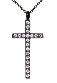 Ciondolo a croce in metallo nero decorato con pietre preziose trasparenti, caratterizzato da una superficie liscia e un design geometrico, sospeso a una sottile catena.