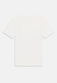 Camiseta de algodón blanca, de mangas cortas, diseño de cuello redondo, textura suave, parte trasera lisa sin gráficos ni adornos.