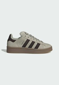Baskets en suède gris clair avec trois bandes noires, texte "CAMPUS" sur le côté, semelle rembourrée et lacets gris assortis, vues en profil latéral.