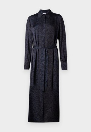 Leopardprint jurk in donkerblauw en zwart, met een kraag, lange mouwen, knoopsluiting en een bijpassende riem van stof in de taille.
