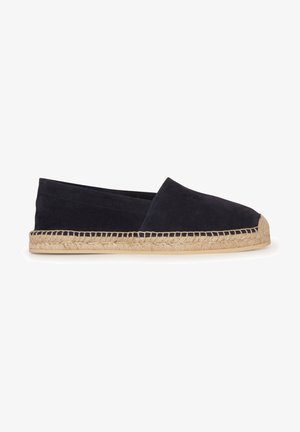 Navy suède espadrilles met een ronde neus, jute touwzool en een minimalistisch instapontwerp. Gladde textuur met gestikte details langs de randen.