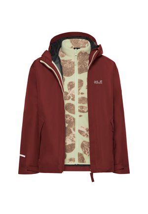 Rode buitenjas met capuchon, gedeeltelijk open geritst om een beige en bruin gevlekte binnenfleecejas met rits en Jack Wolfskin-logo te tonen.