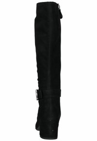Svart mocka knä-höga stövlar med en kraftig klack, med en sidodragkedja och en spänneaccent vid vristen för extra detaljer.