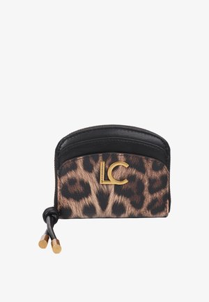Pequeña cartera con cremallera con estampado de leopardo y parte superior de cuero negro, con logo LC dorado y pestañas de cuero para tirar con puntas doradas.