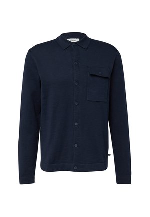Chemise bleu marine à manches longues avec col et une poche poitrine à bouton unique.