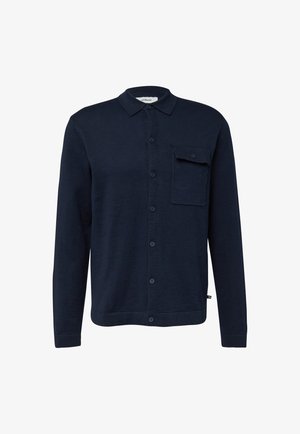 Granatowa koszula na długi rękaw, zapinana na guziki, z kołnierzem i pojedynczą kieszenią na piersi zapinaną na guzik.