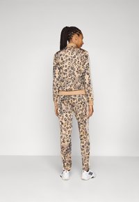 adidas Sportswear SET - Survêtement - warm sandstone/black