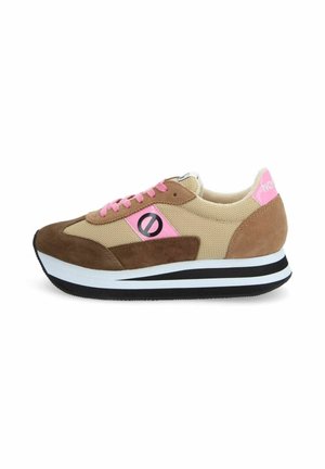 Sneakers with a tan mesh upper, dark brown suede accents, pink laces, and a pink logo. Features a thick white midsole and black outsole.