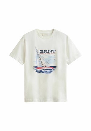T-shirt blanc GANT avec un graphisme de voilier et le texte "GANT Coast of New Haven" sur le devant, sur un fond blanc uni.