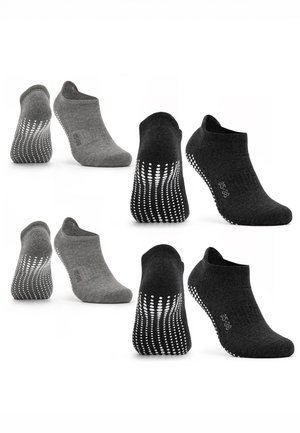 Paare von grauen und schwarzen Knöchelsocken mit rutschfesten weißen Grip-Punkten an den Sohlen, aus Seiten- und Rückansicht auf weißem Hintergrund gezeigt.