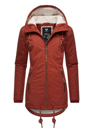 Sarkans ūdensizturīgs jakas ar kapuci, rāvējslēdzēju un auklām, ar divām priekšējām kabatām ar rāvējslēdzējiem, ērtu iekšējo odere un teksturētām akcentiem.