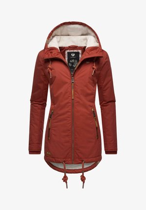 Sarkans ūdensizturīgs jakas ar kapuci, rāvējslēdzēju un auklām, ar divām priekšējām kabatām ar rāvējslēdzējiem, ērtu iekšējo odere un teksturētām akcentiem.