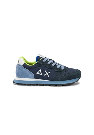 Baskets bleues pour hommes avec lacets bleu clair, panneaux bleu clair et bleu marine, logo blanc sur le côté et doublure intérieure vert néon.