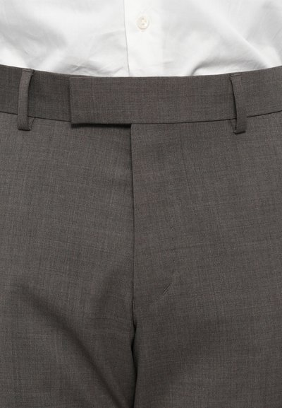 Pantaloni gri, croiți, dintr-un material texturat, cu față plată, curea pentru brâu și închidere cu fermoar. Fără modele sau embellishments vizibile.