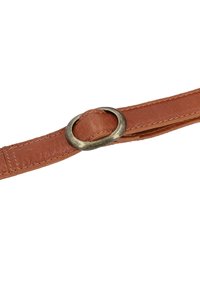 Bruine leren riem met een vintage-stijl ovale metalen gesp, voorzien van gestikte randen en een gladde textuur.