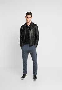 Lindbergh SUPERFLEX CROPPED  - Hlače chino - blue