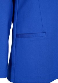 Blå kavaj med mjukt, texturerat tyg; har en slank framlom och en strukturerad design som betonar rena linjer och en skräddarsydd passform.
