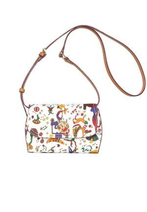 Weiße Umhängetasche mit bunten, zirkus-themed Illustrationen und einem runden goldfarbenen Verschluss, ausgestattet mit einem verstellbaren braunen Lederriemen.