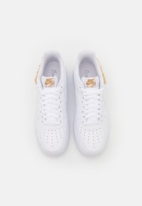 Nike Sportswear AIR FORCE 1 - Tenisice - white/metallic gold