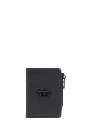 Portafoglio in pelle nera con finitura testurizzata, sezione con zip e un logo ovale ben visibile sul fronte, caratterizzato da linee pulite e un design compatto.
