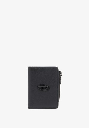 Portafoglio in pelle nera con finitura testurizzata, sezione con zip e un logo ovale ben visibile sul fronte, caratterizzato da linee pulite e un design compatto.
