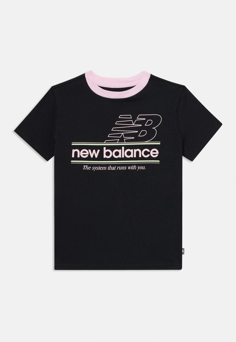 Čierne bavlnené tričko s ružovým golierom. Obsahuje logo "new balance" v bielej a ružovej farbe s pruhovaným akcentom nižšie.