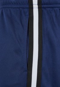 Tengeri atlétikai rövidnadrág lélegző hálós anyagból, fekete és fehér oldalcsíkokkal és texturált felülettel.