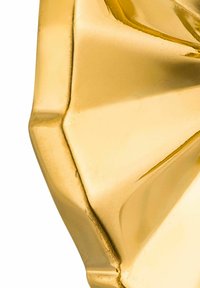 Goldfarbene Metallsenskulptur mit facettiertem Design, die glatte und reflektierende Oberflächen, kantige Formen und ein poliertes Finish präsentiert.