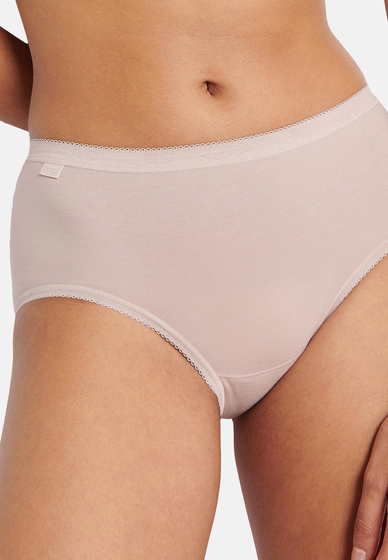 Helle rosa Baumwoll-Hipsterunterwäsche mit einem weichen elastischen Bund, der entlang der Kanten mit zarter Spitze verziert ist.