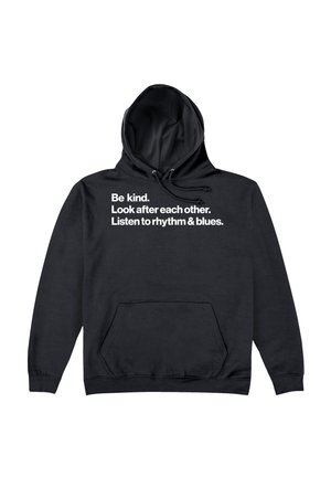 Czarna bluza z kapturem z przednią kieszenią, z białym napisem: "Bądź miły. Troszczcie się o siebie. Słuchajcie rhythm & blues."
