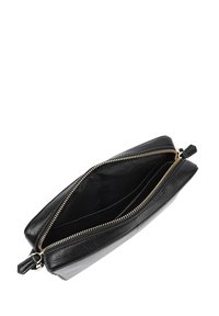 Zwarte leren pouch met een gouden rits, rechthoekige vorm, gladde textuur, met een ruime binnenkant zonder compartimenten.