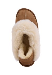 Zapato de ante marrón con un grueso forro de piel sintética crema. Diseño redondeado, textura suave y costuras visibles a lo largo del borde.