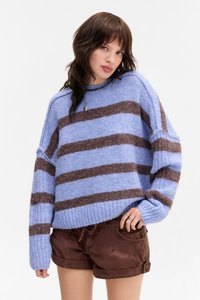 Pulover cu dungi albastre și maronii dintr-un material moale, cu un design lejer și manșete ribbate, asortat cu pantaloni scurți maronii cu buzunare.